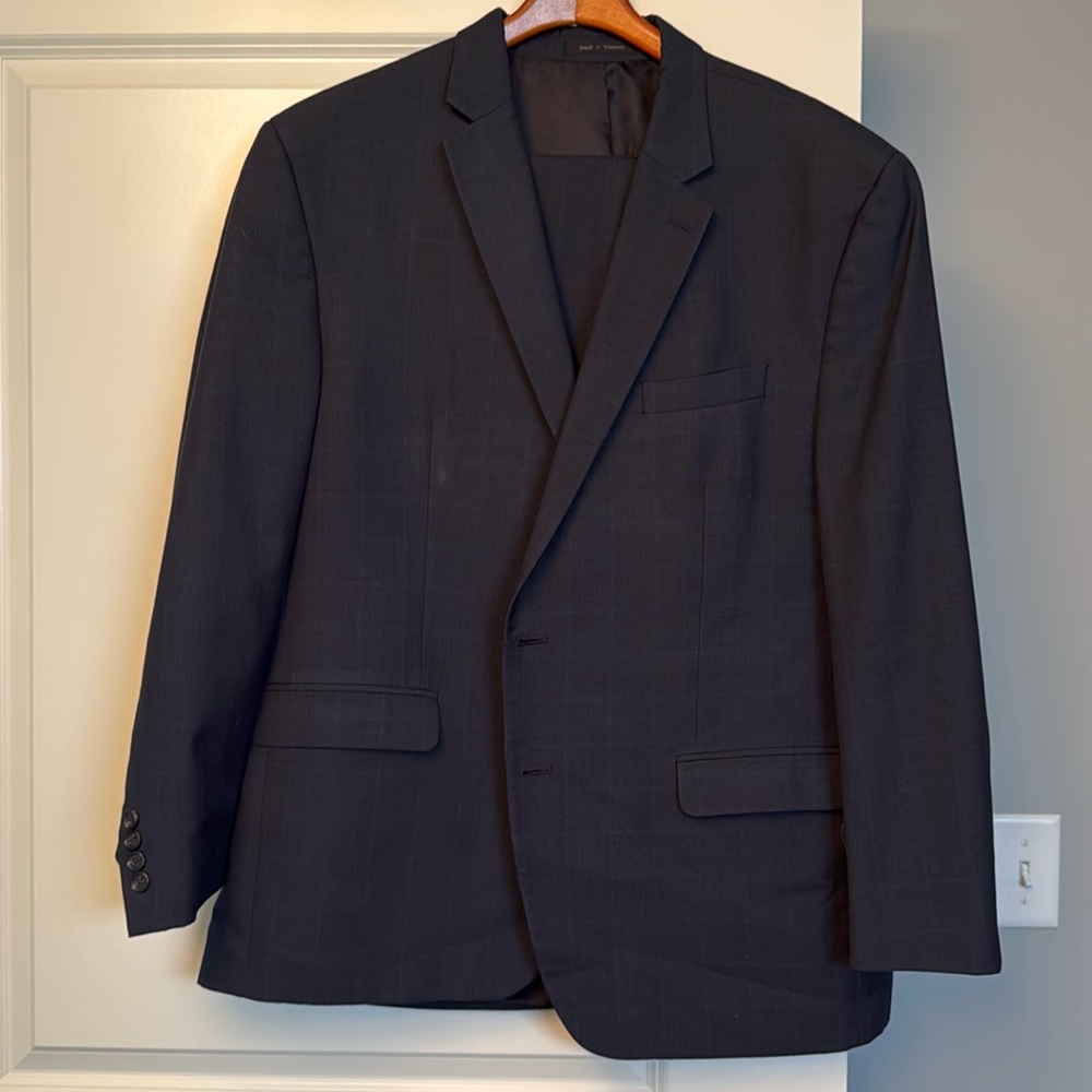 Chaps 2 piece men’s navy suit.